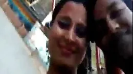 La fille est très à  ...