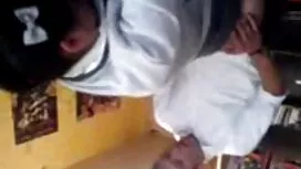 Mec serré dans un mo ...
