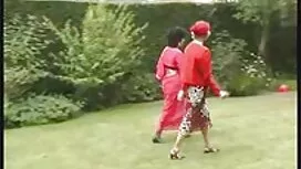 Pauvre blonde ligoté ...