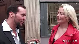 Le frère sortait com ...