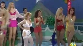 Serré brunette joue  ...