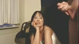 Belle brune a un bon ...