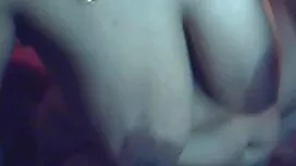 Deux filles jouent a ...