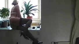 Deux mecs serrant un ...